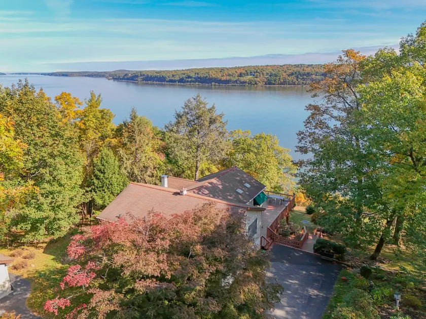 Hudson Riverfront Home with Scenic Views - Image 1