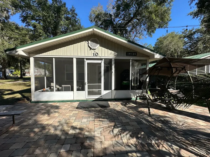 Larkin's Corner Salt Springs Resort Cottage 10 - Image 1