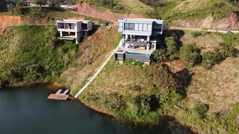 Luxury house with lake access 3 minutes from town - Image 1