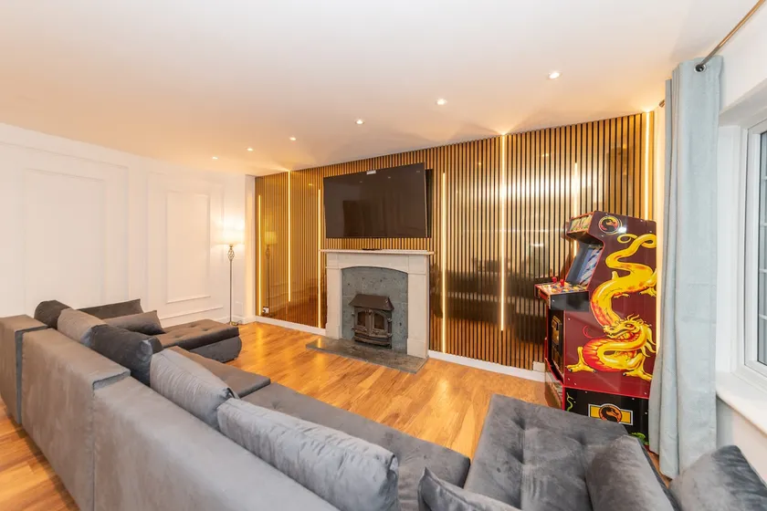 Spacious 4BR House with Parking for Work & Family - Image 1