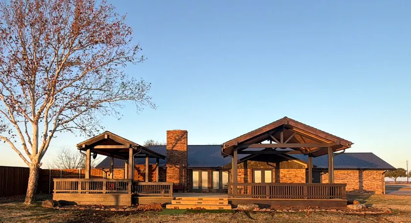 Redbird Ranch Retreat: Comfort Meets Convenience - Image 1