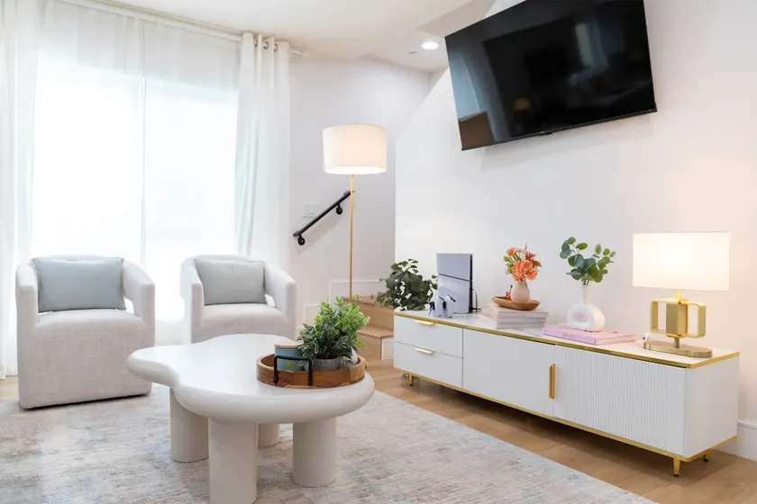 Spacious 3-Level House 8 beds | Free Parking+Patio - Image 1