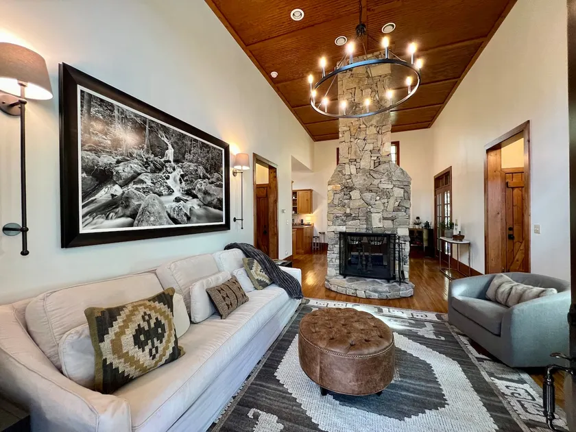 New! Chapel Hill Cottage-Sleeps 6-Fire pit - Image 1