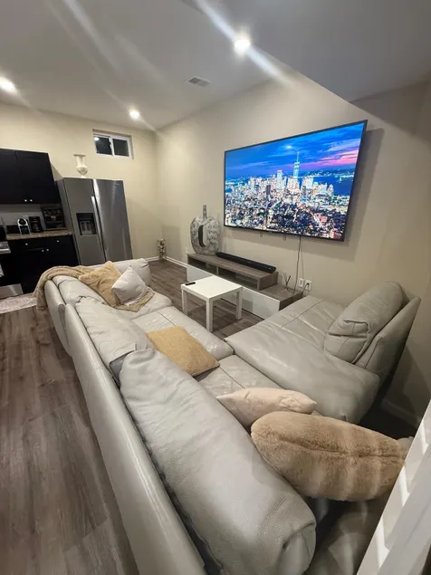 Modern & Stylish - Image 1