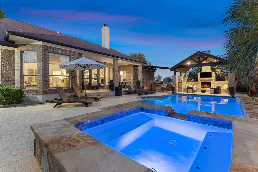 Fall Specials! |Pool|King Bed|Giant games|DT ATX - Image 1