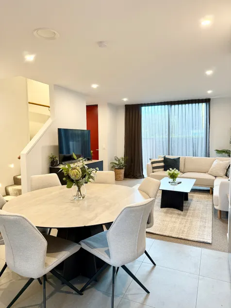 Modern 3 Bedroom Townhouse - Only 10min walk to Stadium - Image 1