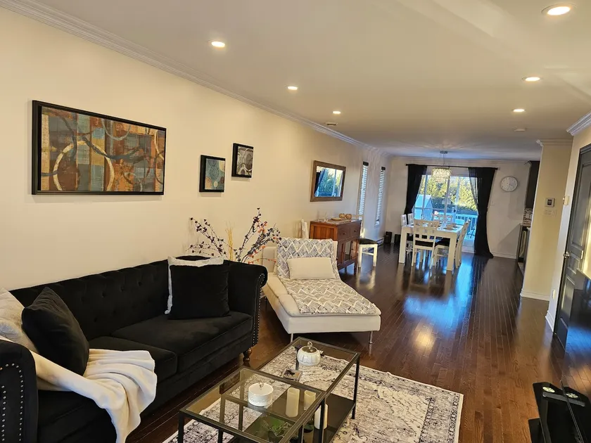 4BR Townhouse | 5-Min to DIX30 20-Min to Downtown - Image 1