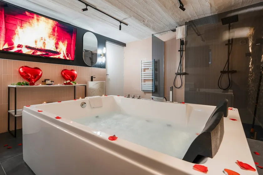 Maisons Alfort 6 Luxurious little house with private garden and Jacuzzi - Image 1