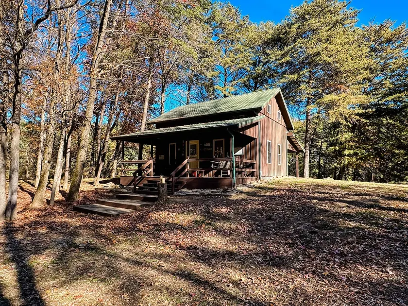 Pine Oaks Cabin includes Fun Guest Pole Barn. - Image 1