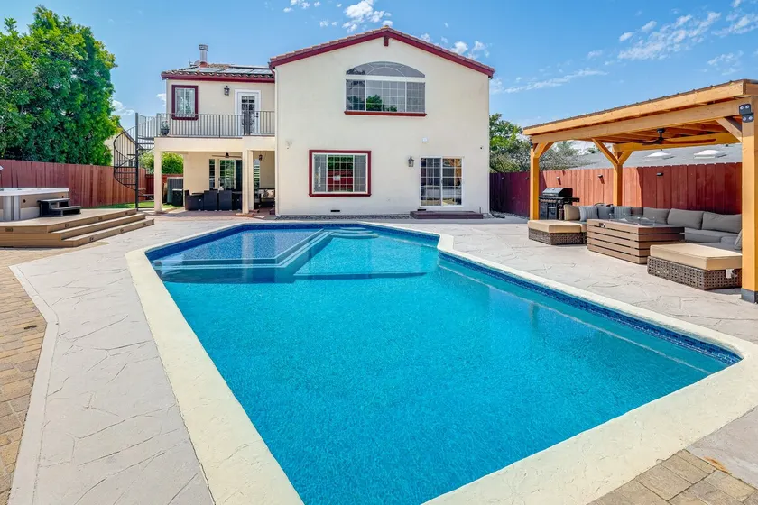 The Grand Bay Retreat - Image 1