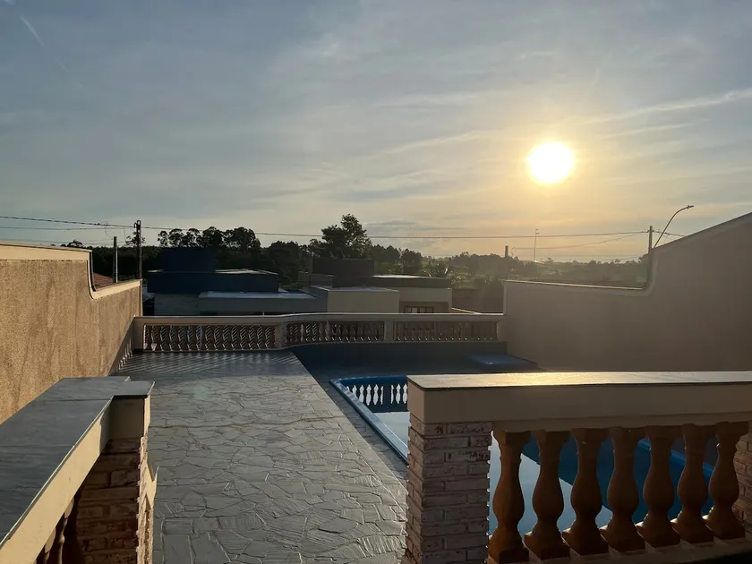 Entire house with pool and barbecue area - Image 1