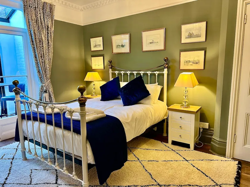 The Garden Flat - Newly Refurbished Throughout - Image 1