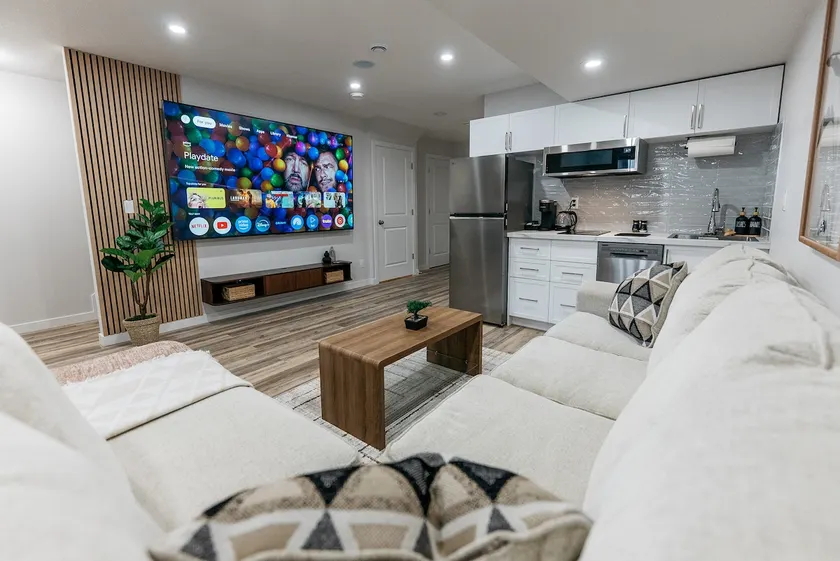 Vivian’s Place – Stylish Business & Leisure Suite - Image 1