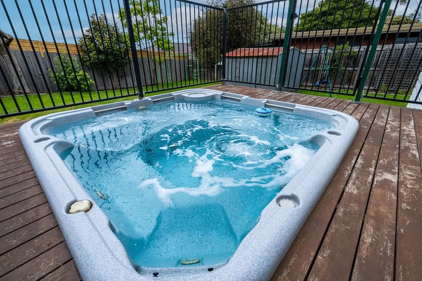550m to Beach, SPA and Large Backyard , Sleep 9 - Image 1