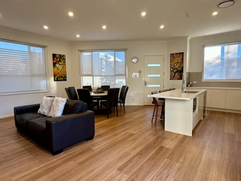 Designer 4-Bed Coastal Home Walk to Beach & Shops - Image 1