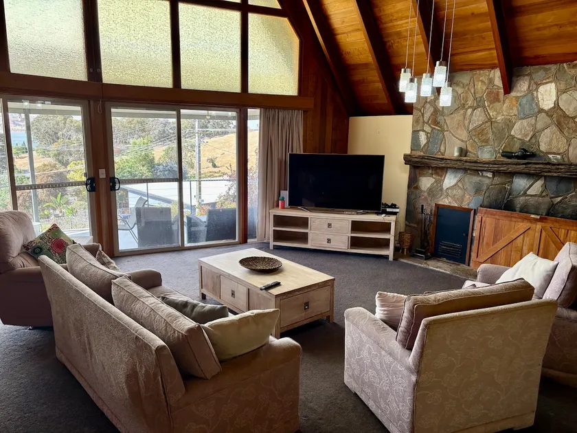 Lodge on the Lake - Image 1