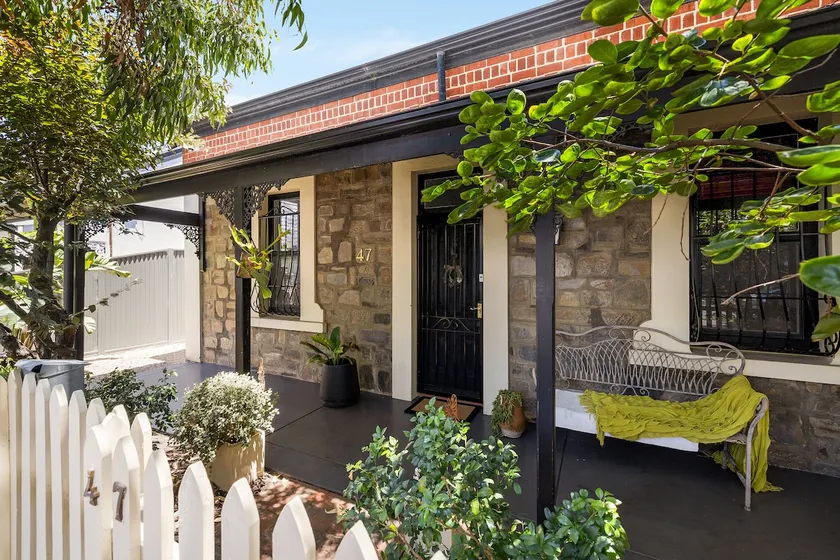 Adelaide Central Artistic bluestone Retreat - Image 1
