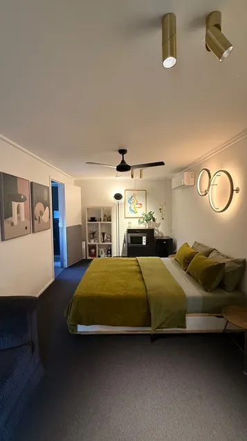 Private guest suite with own entrance in Fitzroy - Image 1
