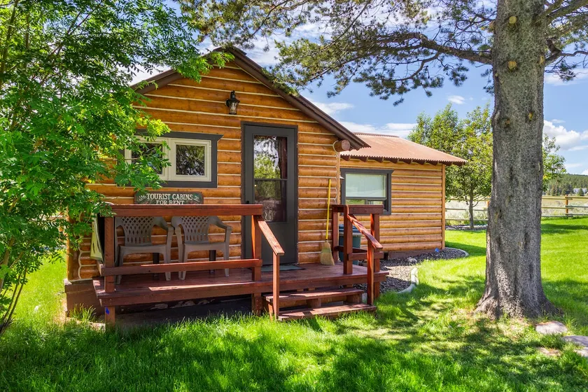 The Denny Creek Cabin- Cozy studio cabin 7 miles from Yellowstone with king bed - Image 1