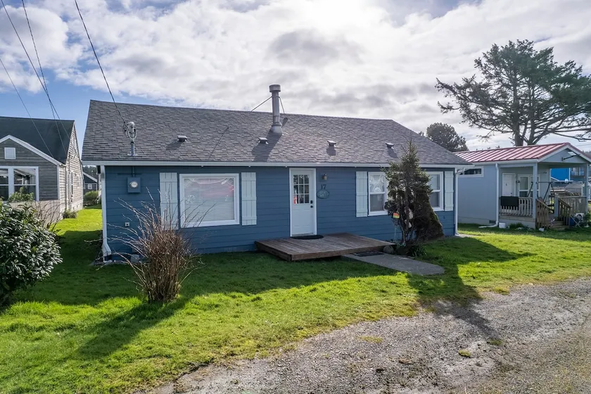 Salty Dog Beach House walk to beach! Dog friendly! - Image 1
