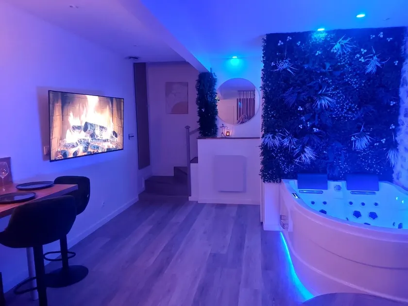 Villa Romance Intime Prestige -Jacuzzi Privatif, , Table a massage , Fauteuil tantra, Balançoire romantique - Image 1