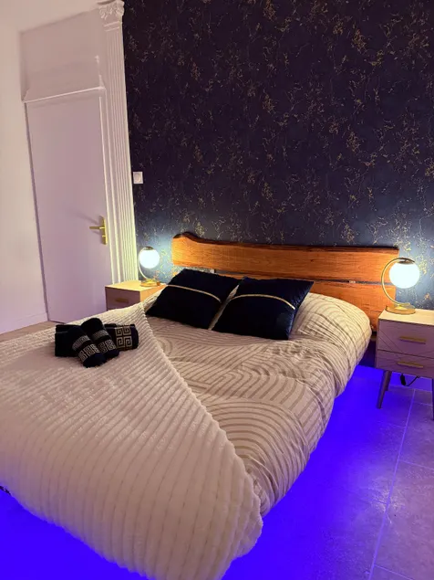 César Room – station & center 2 min away - Image 1