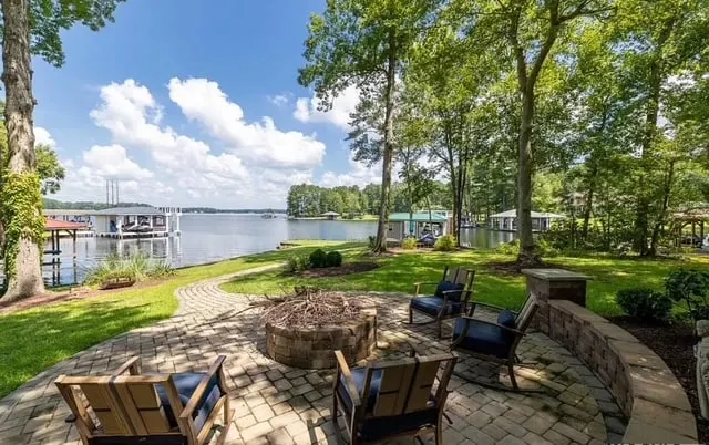 Serene lake front, DEEP water, boat lift, fire pit - Image 1