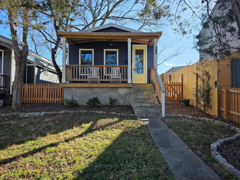 Cozy little house on the hill. - Image 1