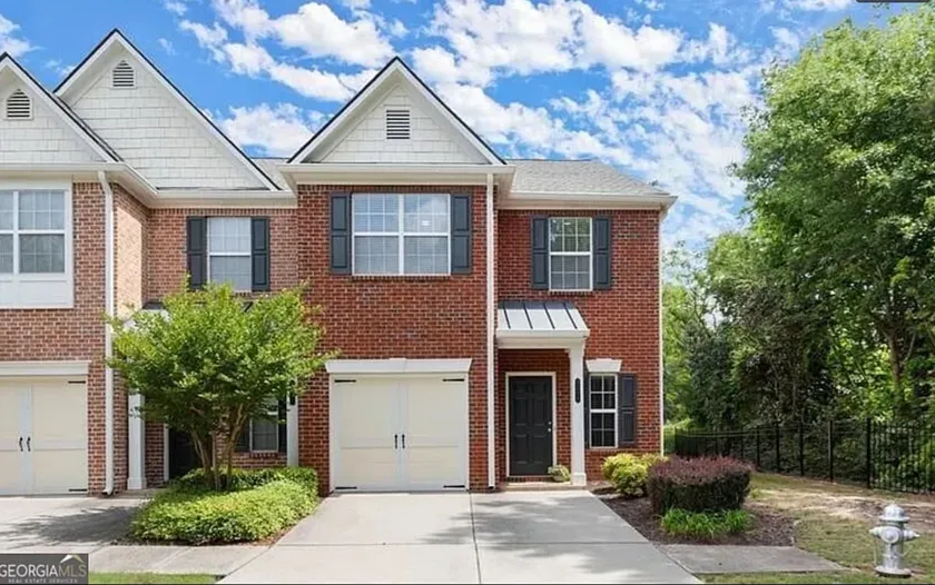 Spacious & Modern 3BR Townhouse - Image 1