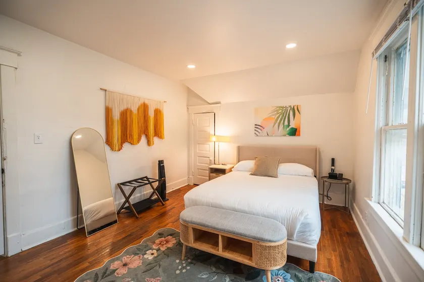 Charming & Modern Apt 4 Min Walk to UIUC/Carle/DT - Image 1