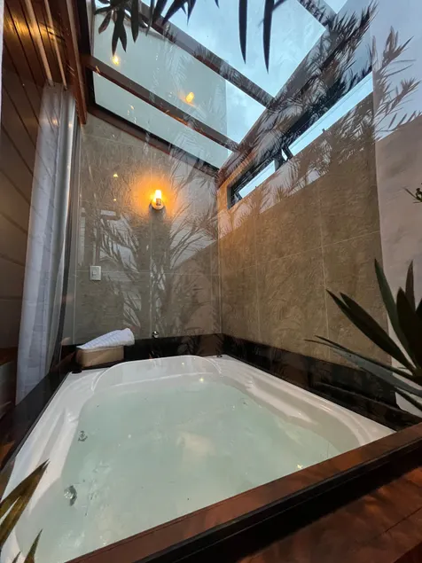 Romantic Chalet with Hot Tub | Self Check-in – Tubarão - Image 1