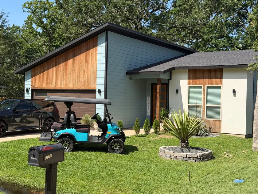 Lakeside retreat. With lots to offer. - Image 1