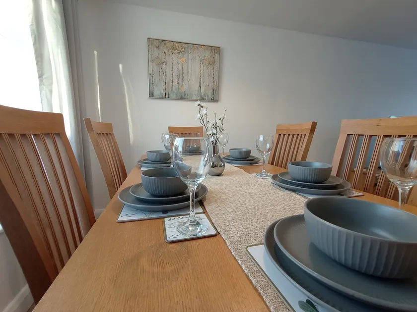Bicester 3 Bed Stay with Parking - Image 1
