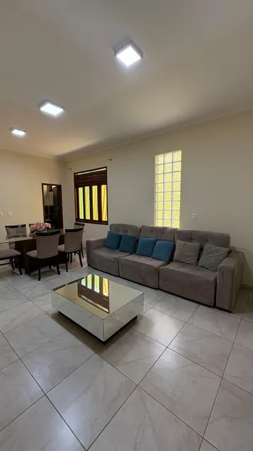 House with 4 en-suites, 6 bathrooms, leisure area, garage - Image 1