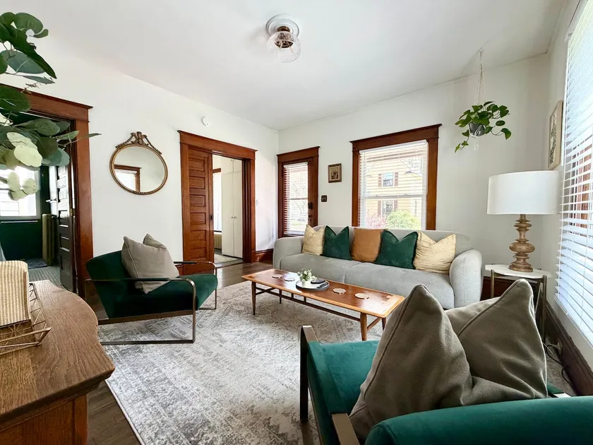 Charming & Cozy - 2 Bedroom Apt by Heritage Hill - Image 1