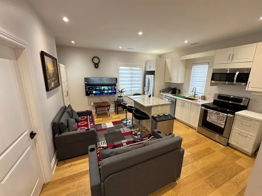 Modern 2-Bedroom Suite in South Etobicoke - Image 1