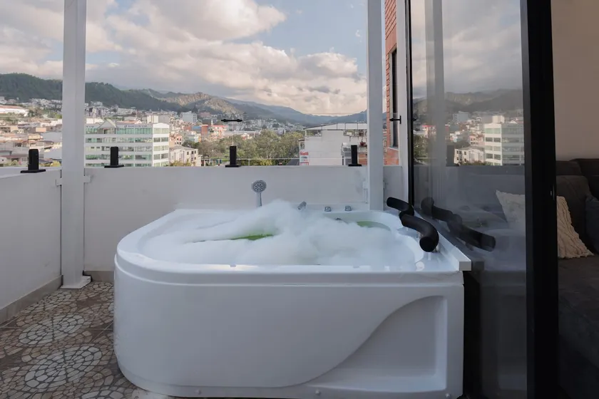 Central Building | Jacuzzi | 1 min from downtown and mall - Image 1