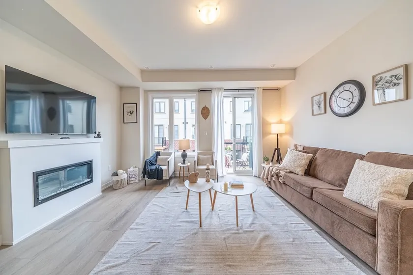 Modern 4BR Oakville Townhouse - Image 1