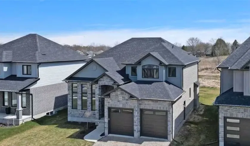 Fieldstone Estate Luxury 4 bed home in Tillsonburg - Image 1