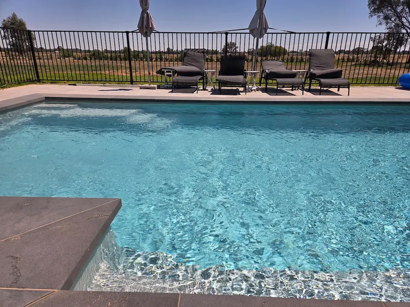 New Unit with Access to Pool. K + Q beds sleeps 4. - Image 1