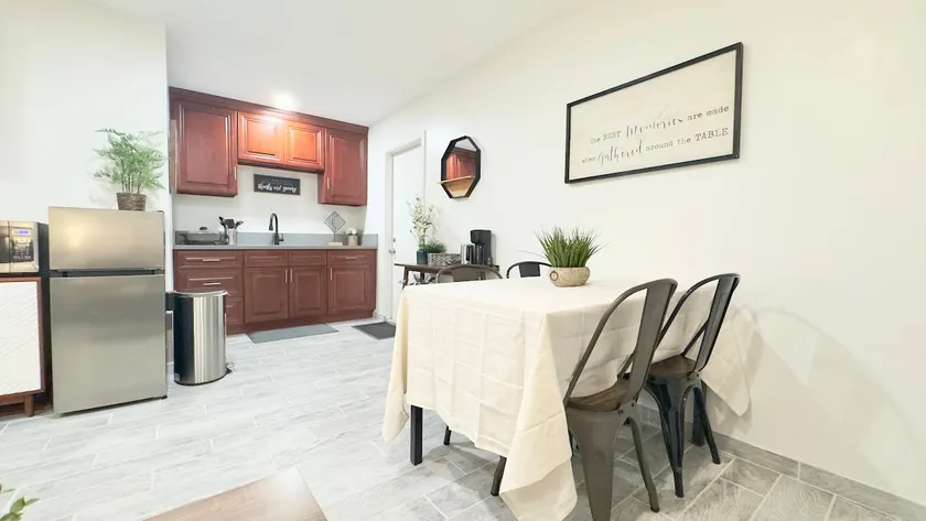 New Modern Guest House • Fast WiFi + Parking - Image 1