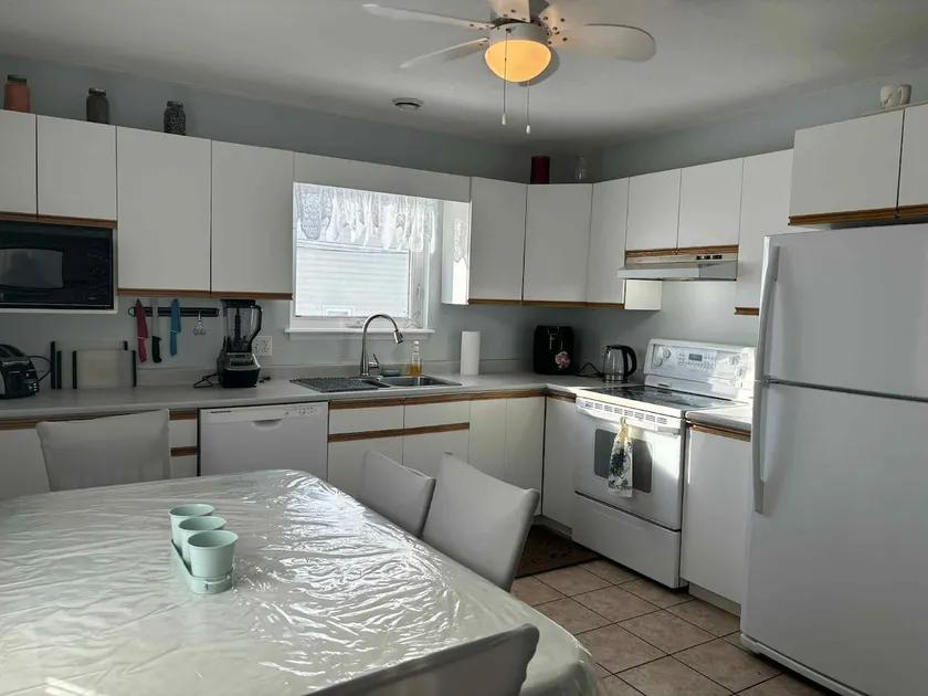 3 bedroom duplex in a quiet neighbourhood. - Image 1