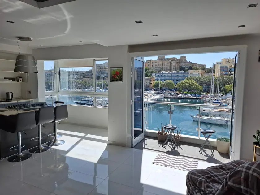 Oceanfront apartment - - Image 1