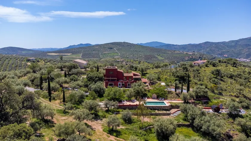 Spacious villa in a beautiful location in the province of Malaga - Image 1