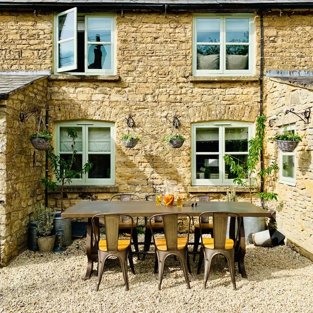 Cosy Cotswold Cottage with Fireplace and Courtyard - Image 1
