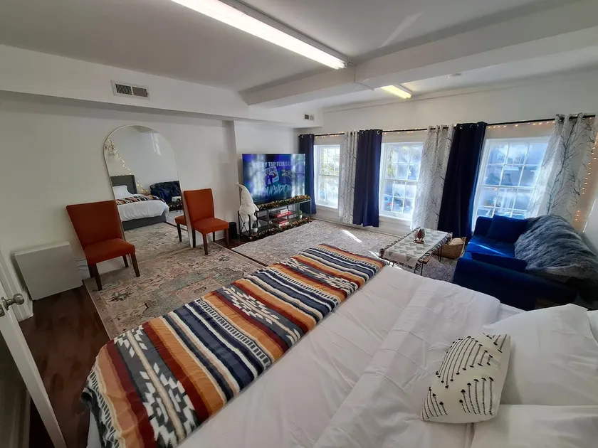 Prime Georgetown Location • 2 Bedroom + Coffee Bar - Image 1
