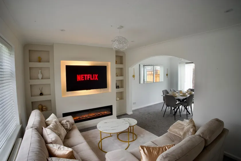 Solaire - Luxury 3BR Near Gatwick, Fire Place, Garden & Free Parking - Image 1