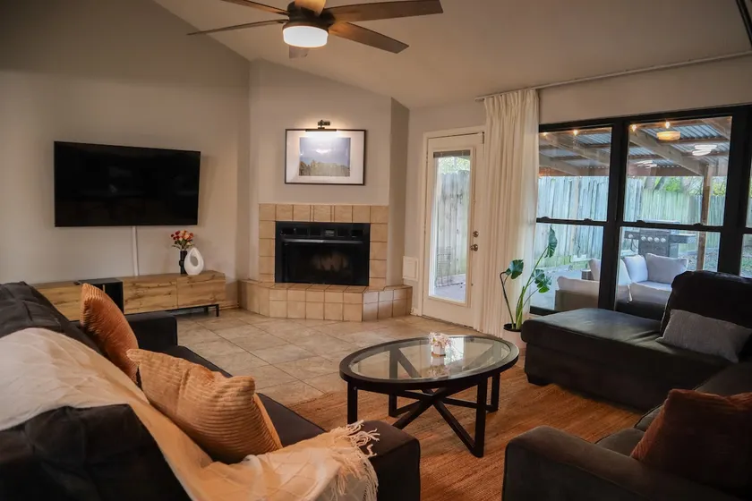 Modern comfort •Large backyard •Close to airport - Image 1