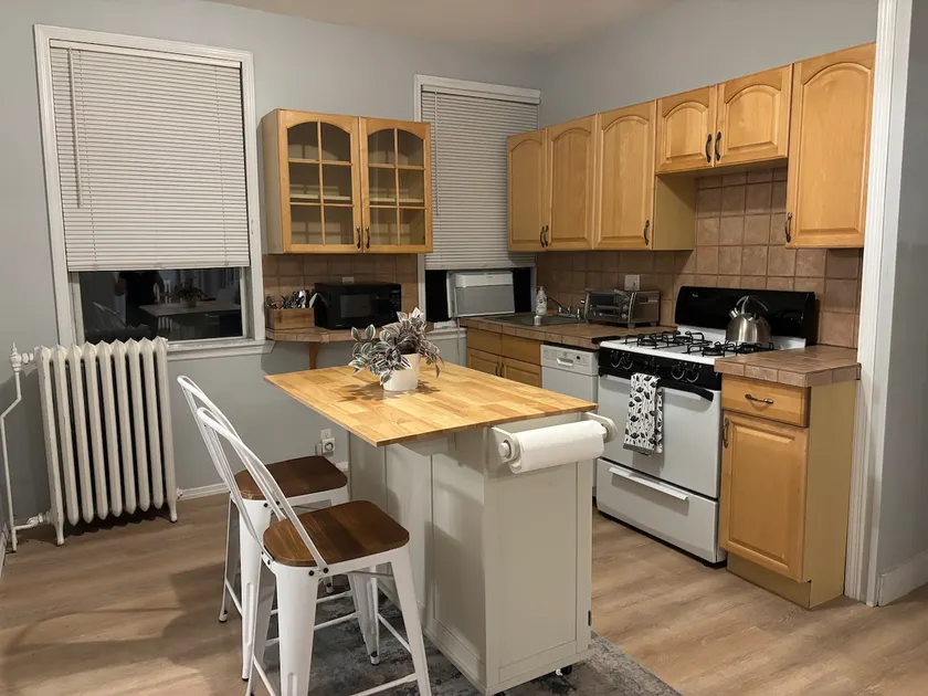 Bright Retro 1Br - Ideal for Steven’s Interns - Image 1