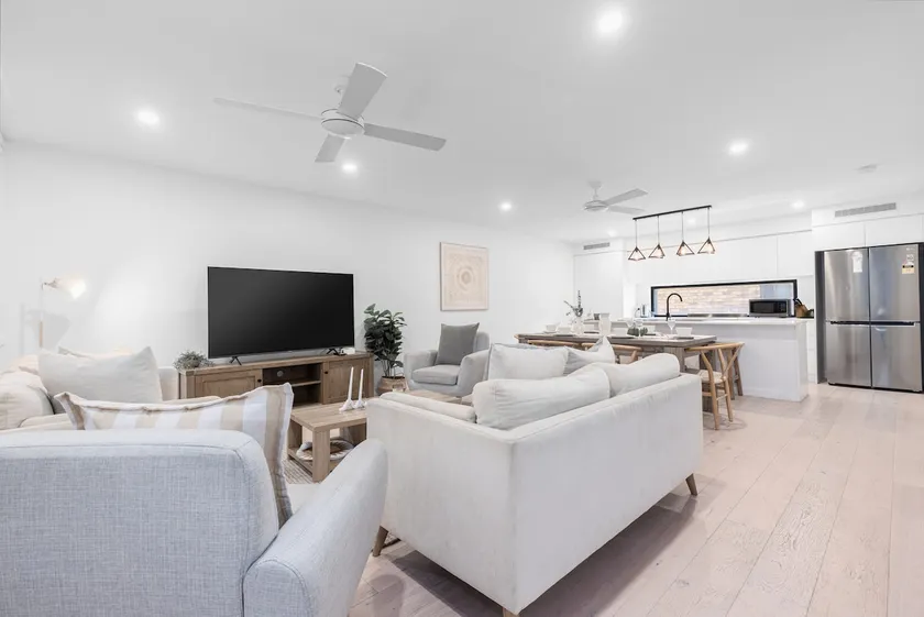 Beach Townhouse 3BR with Parking and Views - Image 1